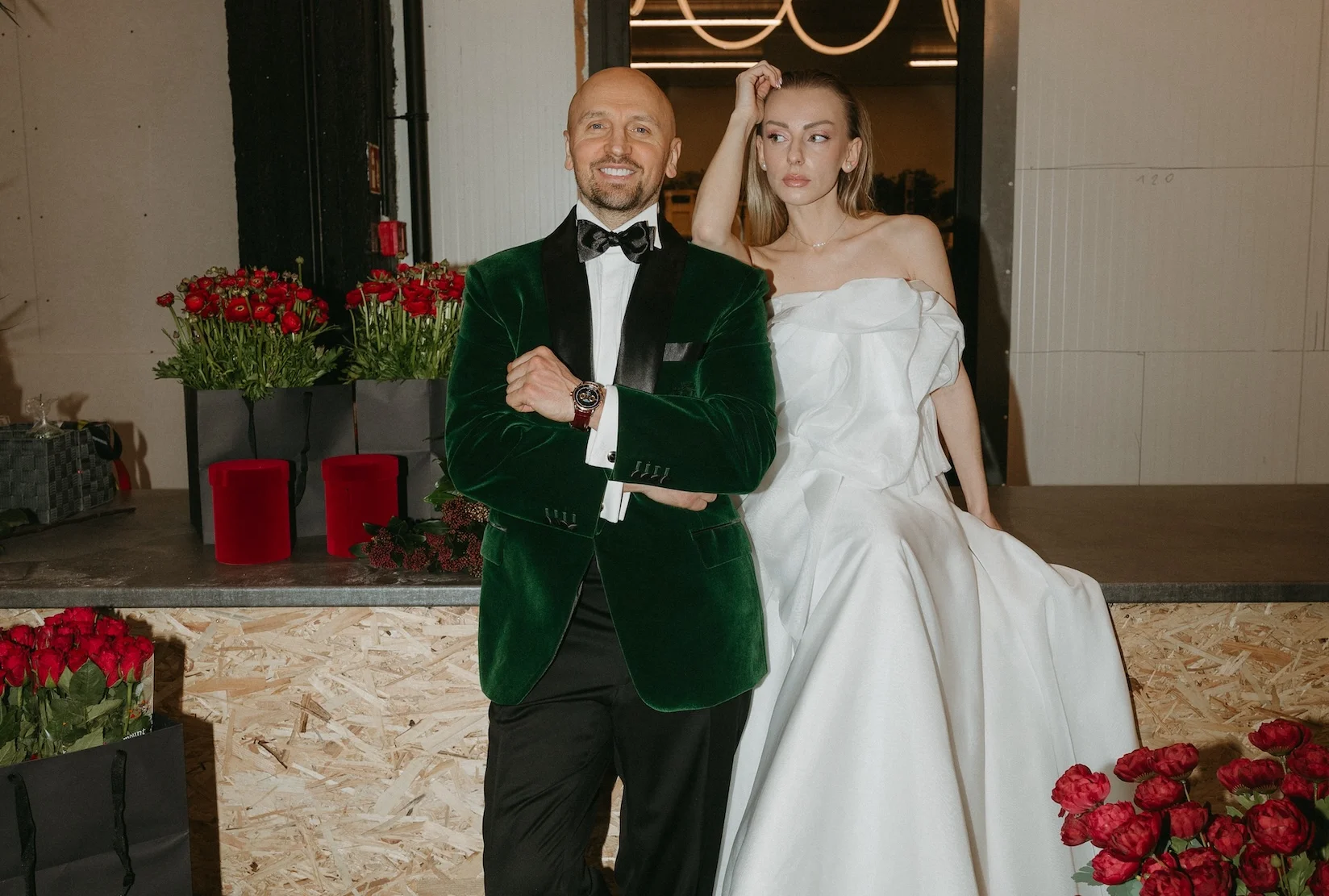 Elegants pāris ar rozēm fonā.