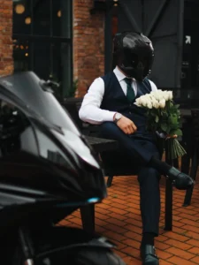 Vīrietis pielāgotā uzvalkā ar ziediem