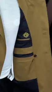 Nahrin moderns apģērbs, kas ir gatavs valkāšanai, ar stilīgu dizainu un kvalitatīviem materiāliem.