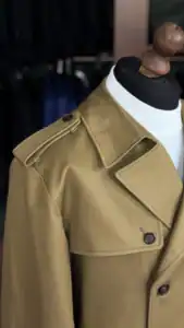 Vīriešu ikdienas apģērbs, jaka ar pleca epauļām un baltu krekla apkakli.