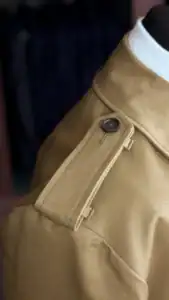 Vīriešu ikdienas jaka ar kabatu un pogu, modes un komforta apvienojums.