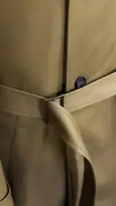 Taisns, stilīgs Nahrin apģērbs ar jostas siksnu, ideāls ikdienas valkāšanai.